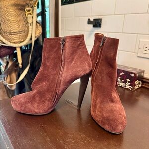 Alice + Olivia Rich Burgundy Hidden platform Suede Booties Sz 7